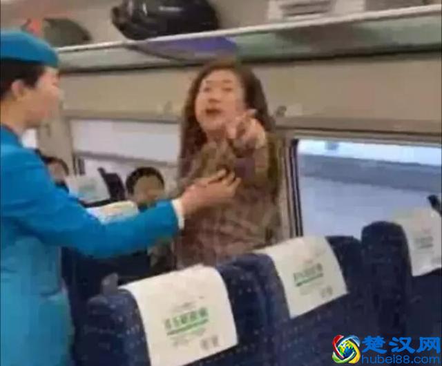 8岁熊孩子“惊现”高铁，家长：他还是个孩子，6岁萌娃霸气回怼