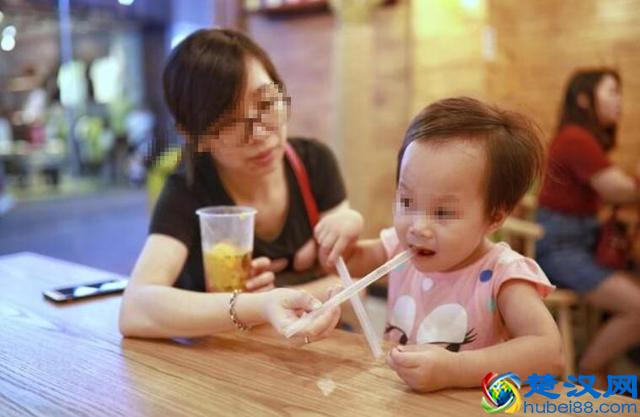 8岁熊孩子“惊现”高铁，家长：他还是个孩子，6岁萌娃霸气回怼