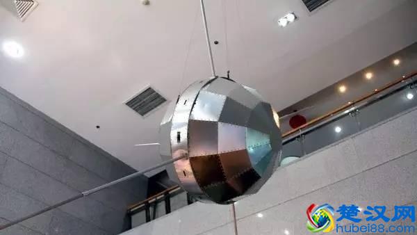 如何肉眼识别夜空中的人造卫星？