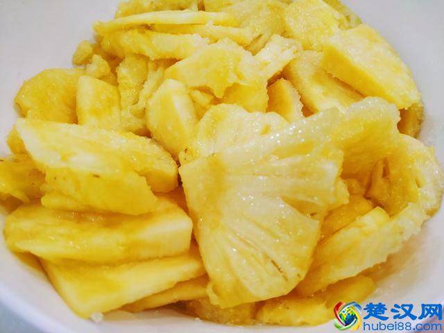 菠萝用盐水泡就错了，教你正确做法，菠萝超甜不扎嘴