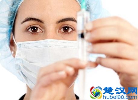 白血病是怎么引起的，白血病的早期症状有哪些