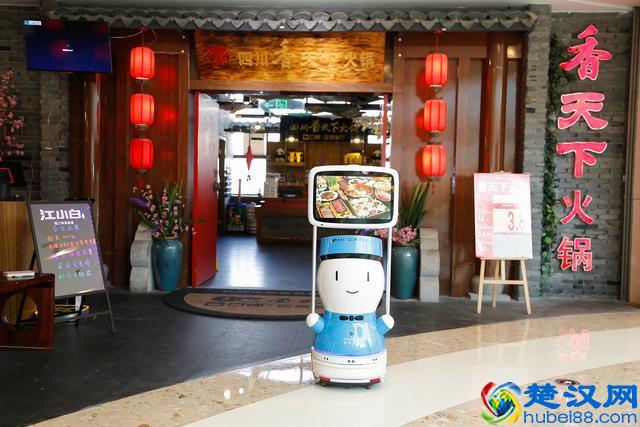 江苏首家机器人送餐智慧餐厅落户无锡  口碑饿了么推动三四线城市商户数字化升级