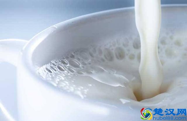 什么时间喝牛奶最好？营养专家提醒：喝牛奶要记住这2大诀窍