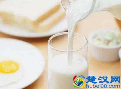 什么时间喝牛奶最好？营养专家提醒：喝牛奶要记住这2大诀窍