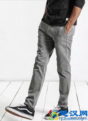 男生女生穿灰色裤子搭配什么颜色的上衣最好看