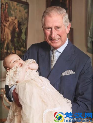 英国王室全家福曝光，小王子可爱到爆炸，威廉王子却变“光明顶”