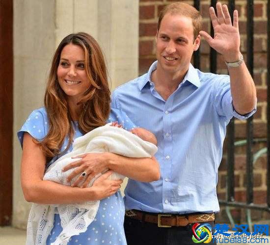 英国王室全家福曝光，小王子可爱到爆炸，威廉王子却变“光明顶”