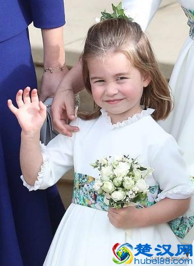 英国王室全家福曝光，小王子可爱到爆炸，威廉王子却变“光明顶”