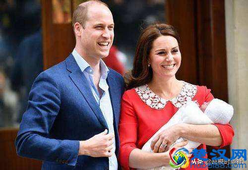 英国王室全家福曝光，小王子可爱到爆炸，威廉王子却变“光明顶”