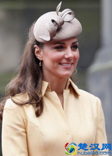 英国王室全家福曝光，小王子可爱到爆炸，威廉王子却变“光明顶”