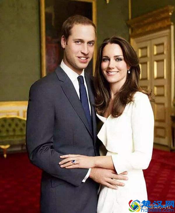 英国王室全家福曝光，小王子可爱到爆炸，威廉王子却变“光明顶”