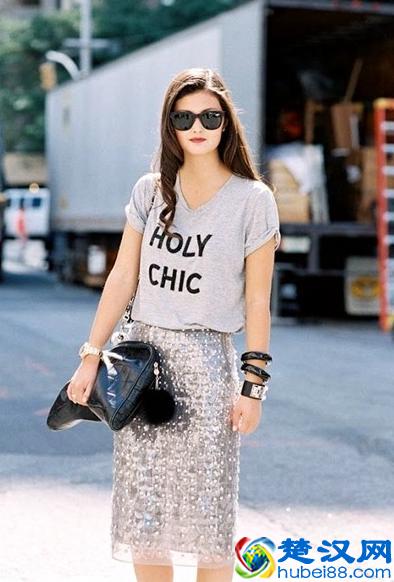 灰色T恤这样配裙子更有范