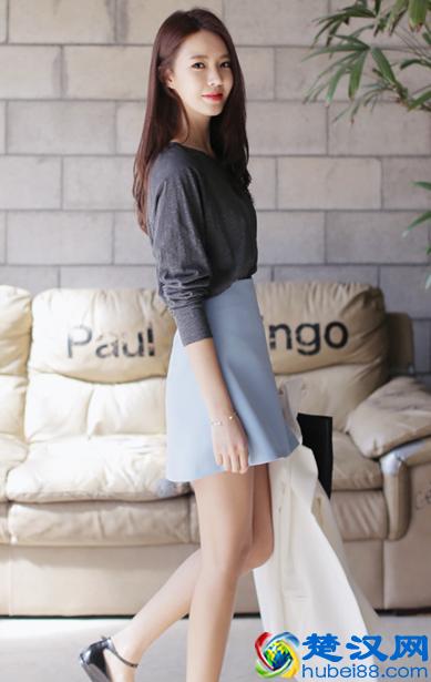 灰色T恤这样配裙子更有范