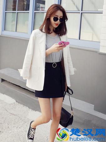 灰色T恤这样配裙子更有范