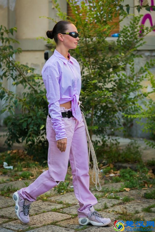 粉色衣服配什么颜色的裤子 时髦又好看