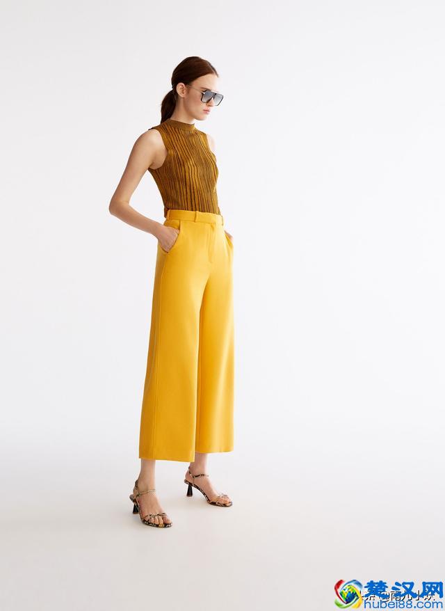 图文解说亮黄色裤子配什么颜色上衣？