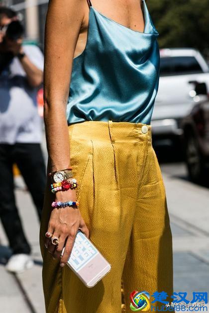 图文解说亮黄色裤子配什么颜色上衣？