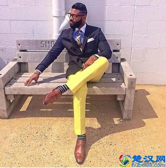 图文解说亮黄色裤子配什么颜色上衣？