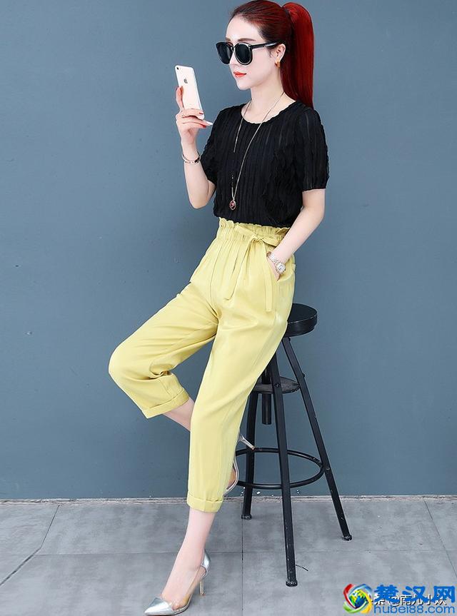 图文解说亮黄色裤子配什么颜色上衣？