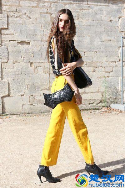 图文解说亮黄色裤子配什么颜色上衣？