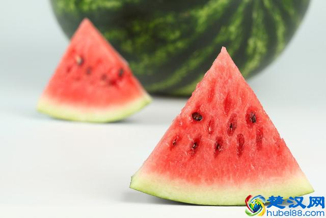 黑头的成因和解决方法