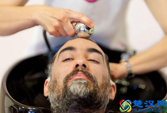 男生洗头掉头发多少算正常 男生洗头掉头发怎么办