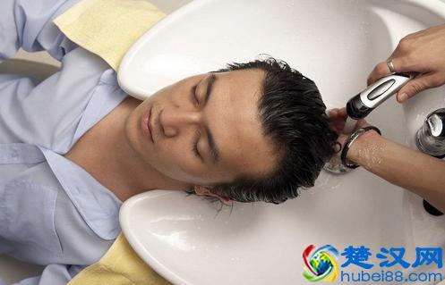 男生洗头掉头发多少算正常 男生洗头掉头发怎么办