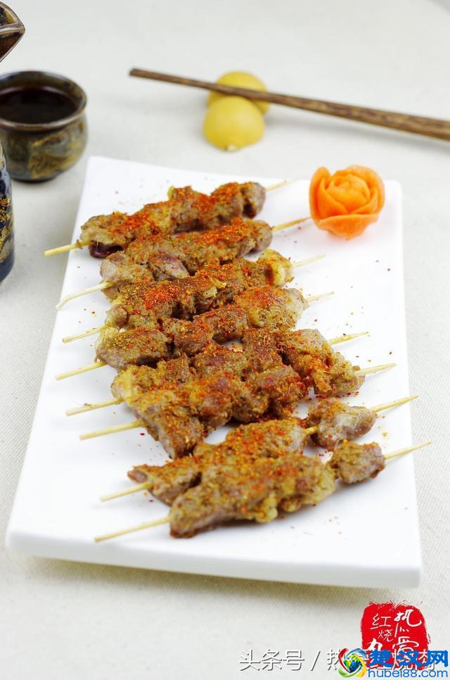 在家自己做羊肉串，用蛋清腌制，肉会很嫩