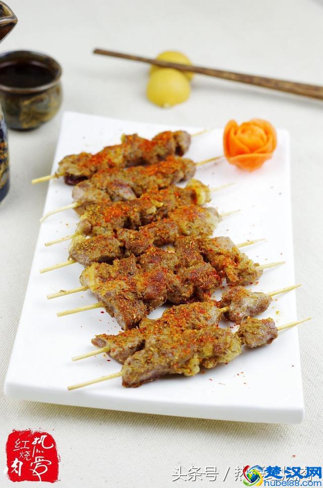 在家自己做羊肉串，用蛋清腌制，肉会很嫩