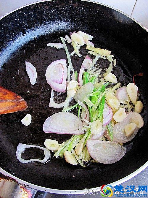 咖喱蟹怎么做好吃？东南亚风味咖喱蟹制作步骤过程分享！