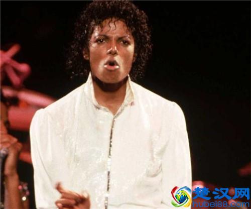 天王巨星迈克尔杰克逊的皮肤怎么变白的？三种版本究竟该信哪个？