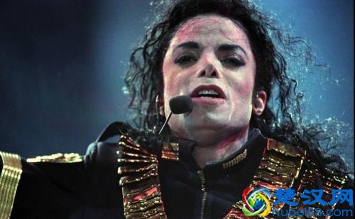 天王巨星迈克尔杰克逊的皮肤怎么变白的？三种版本究竟该信哪个？