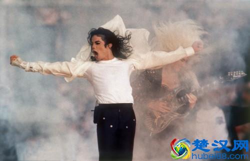 天王巨星迈克尔杰克逊的皮肤怎么变白的？三种版本究竟该信哪个？