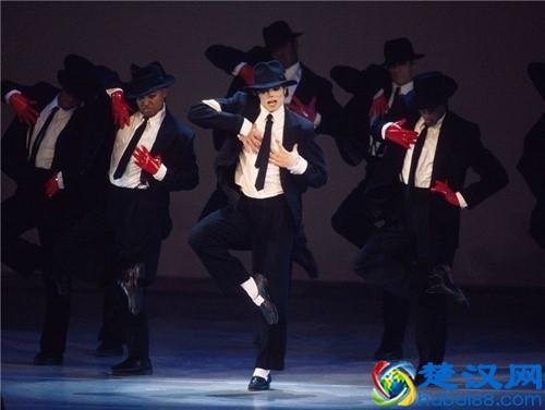 天王巨星迈克尔杰克逊的皮肤怎么变白的？三种版本究竟该信哪个？