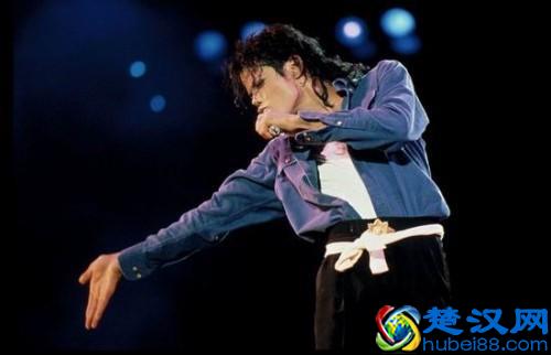 天王巨星迈克尔杰克逊的皮肤怎么变白的？三种版本究竟该信哪个？