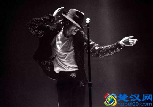 天王巨星迈克尔杰克逊的皮肤怎么变白的？三种版本究竟该信哪个？