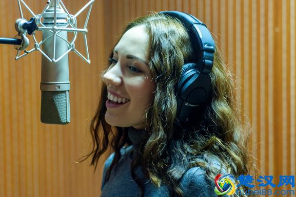 鼎世传媒成功签约俄罗斯美女留学生娜塔莉娅