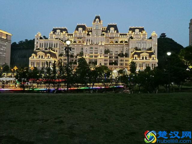 号称亚洲神盘的中国第一大盘,贵阳花果园的“白宫”夜景真心美