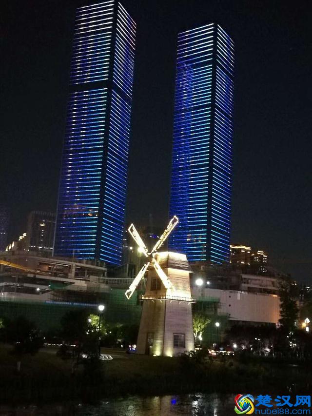 号称亚洲神盘的中国第一大盘,贵阳花果园的“白宫”夜景真心美