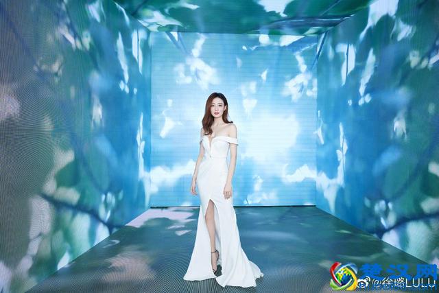 徐璐薄荷绿西装清凉时尚，穿着长裙露出好身材，耳环配饰少女心