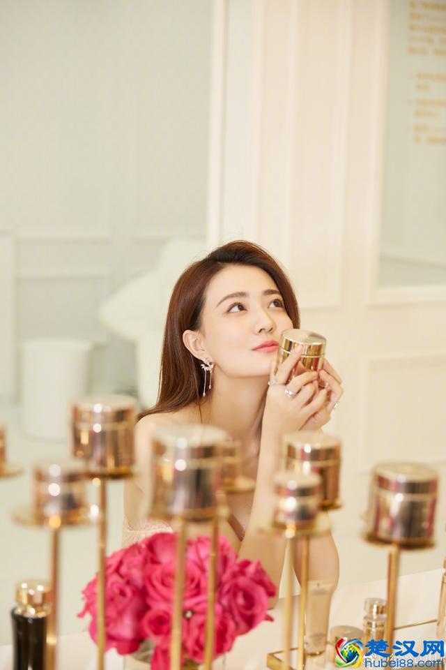 徐璐薄荷绿西装清凉时尚，穿着长裙露出好身材，耳环配饰少女心