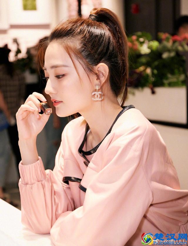 徐璐薄荷绿西装清凉时尚，穿着长裙露出好身材，耳环配饰少女心