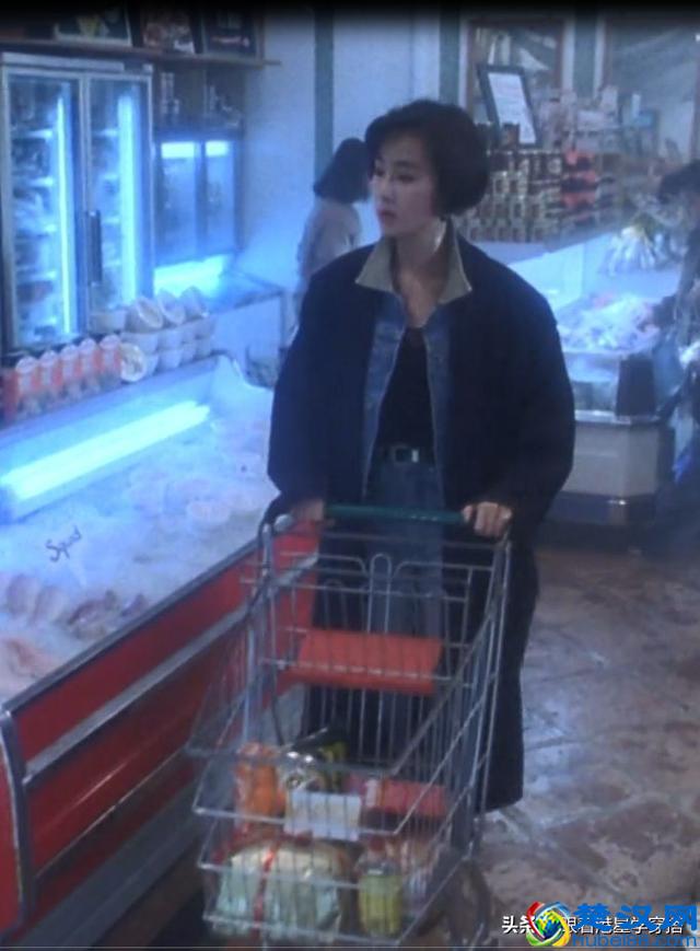 王祖贤开衫穿搭秘籍，夏末秋初穿开衫，让你时髦又有女人味，