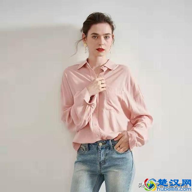 王祖贤开衫穿搭秘籍，夏末秋初穿开衫，让你时髦又有女人味，