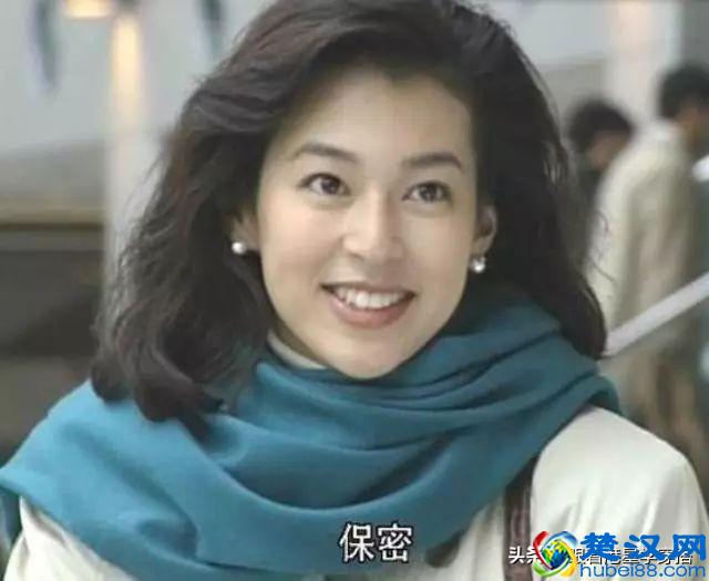 王祖贤开衫穿搭秘籍，夏末秋初穿开衫，让你时髦又有女人味，