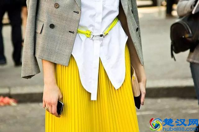 黄上衣配什么裤子好看？活力又吸睛的黄色搭配技巧都在这了