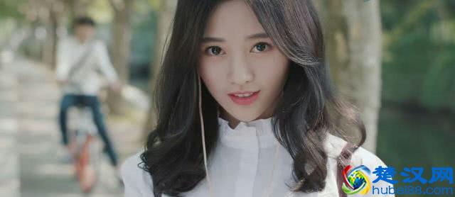 鞠婧祎十分古怪！黄色衣服搭配黄色鞋子，非常的吸人眼球