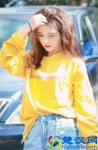 鞠婧祎十分古怪！黄色衣服搭配黄色鞋子，非常的吸人眼球