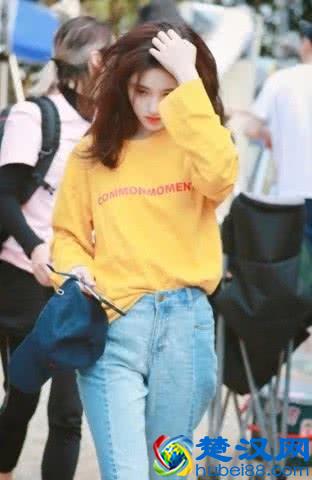 鞠婧祎十分古怪！黄色衣服搭配黄色鞋子，非常的吸人眼球
