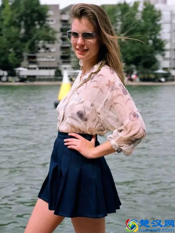 衬衫和百褶裙搭配好